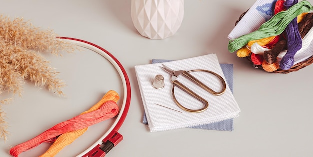 zestaw do haftu: tamborek, nici