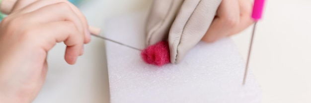 haftująca ręka z igłą